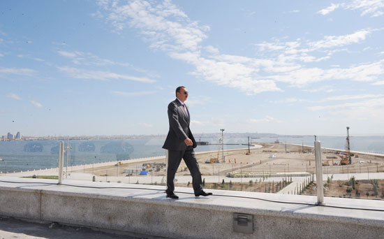 President Ilham Aliyev examines construction progress in 2-4 km section of Baku-Alat highway (PHOTO)